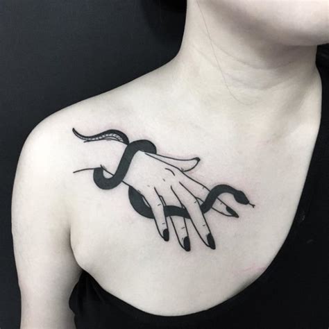 tatuajes pequeos para mujeres en el pecho|60 tatuajes tattoos minimalistas para mujer en el。